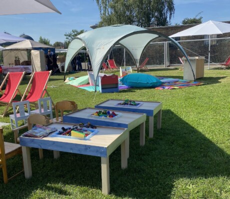 LEGO Bastelstation auf einer Gartenparty als Eventmodul